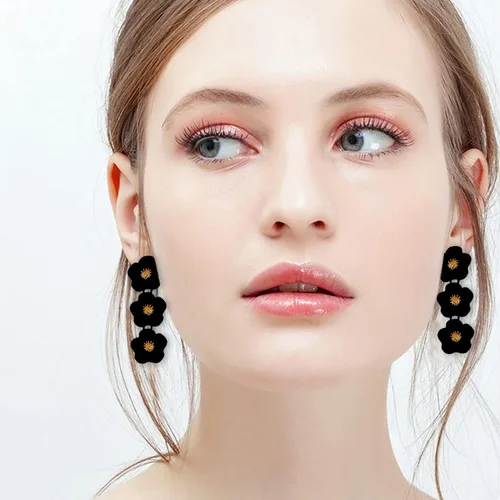 Vista 2 de Juego de 6 a 7 pares de elegantes aretes colgantes de flores largas bohemias, delicados aretes bohemios en capas con pétalos florales en capas