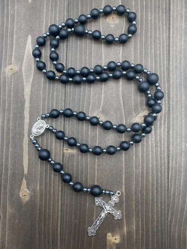 Vista 8 de Nazareth Store Rosario de cuentas de ágata negra, rosario de hombres católicos con cuentas naturales mate con piedras de hematita, medalla de suelo