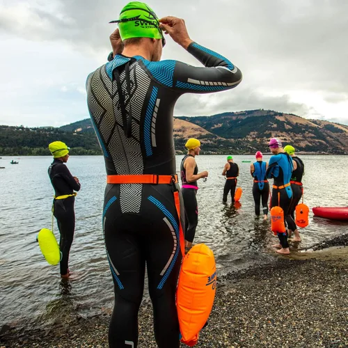 Vista 7 de New Wave Swim Buoy para nadadores y triatletas en aguas abiertas - Flotador ligero y visible para entrenamiento y carreras seguras - Nylon TPU
