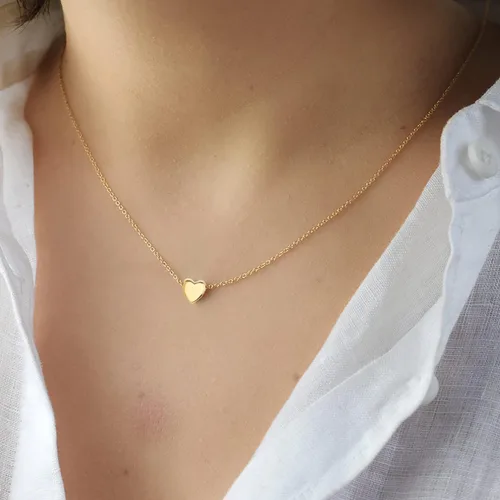 Vista 3 de Delicado collar con pequeño dije de corazón de oro, (además hay modelos con dije de corazón con inicial, con dije de rosa y con circonia cúbica)