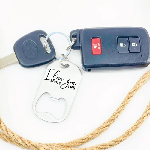 Vista 2 de Regalo personalizado para novio con texto en inglés "I Love You More", llavero abrebotellas, idea de regalo para él, regalo de Navidad personalizado