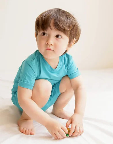 Vista 4 de VAENAIT BABY - Pijama de viscosa para niñas y niños pequeños, 2 piezas, camiseta y shorts, tela fresca, drapeada y suave para verano