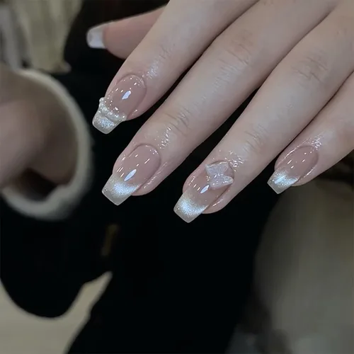 Vista 2 de Uñas postizas acrílicas artificiales con punta francesa en color nude con diseño de mariposa de cristal 3D y perla - Uñas de ataúd brillantes