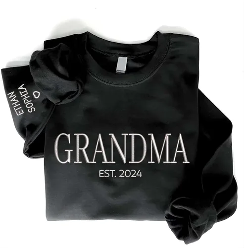 Vista 3 de LOVELYPOD Sudadera bordada personalizada con nombre de niños en la manga, camisa del día de la madre, regalo para la nueva mamá en Navidad