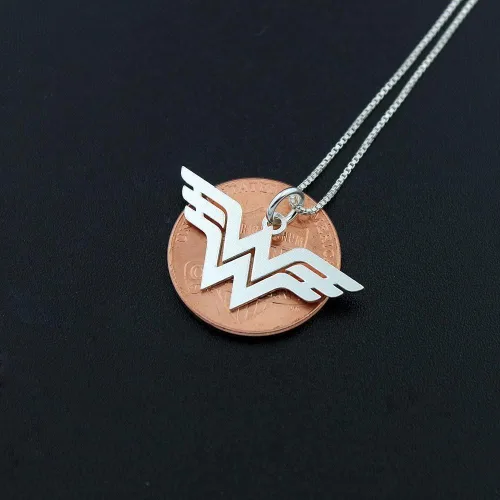 Vista 4 de Collar hecho a mano delicado delicado collar de plata esterlina símbolo - superhéroe - regalo para mujeres - joyería de niña - mujer fuerte