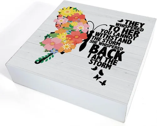 Vista 3 de Dumyum Cartel de madera con cita inspiradora para mujeres "Soy la tormenta" con mariposa floral, cartel decorativo para escritorio, estante de mesa