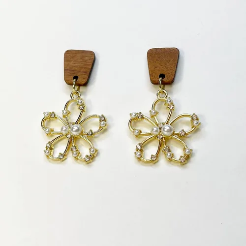 Vista 8 de Flowers & Pearls Dangle Earrings