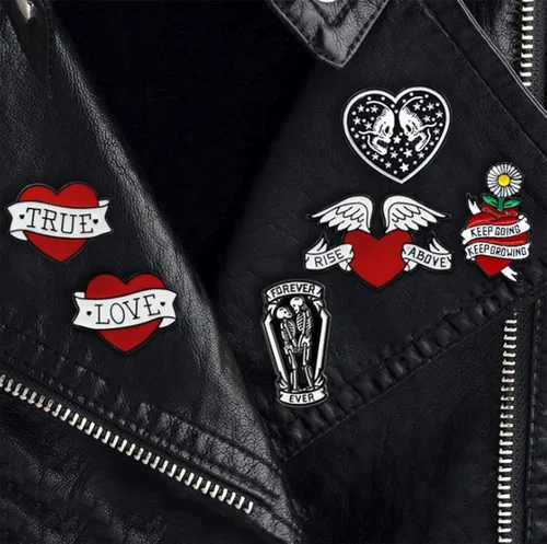 Vista 3 de Flairs New York - Broche de solapa esmaltado hecho a mano Corazón de amor verdadero