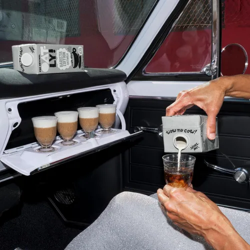 Vista 4 de Oatly Barista Edition - Leche de avena hecha para café, sin lácteos, a base de plantas, leche estable que hace la espuma perfecta