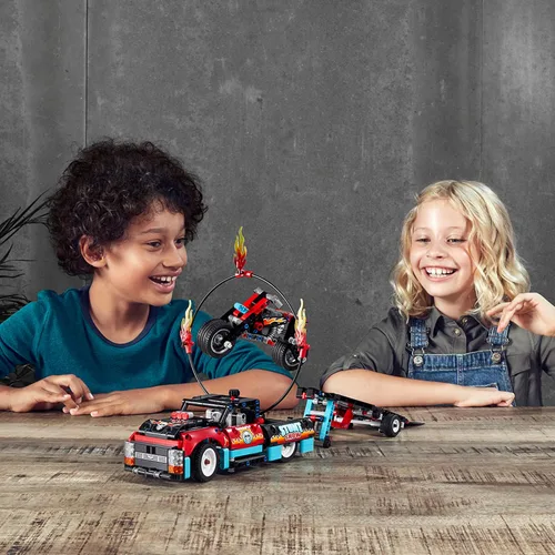 Vista 2 de LEGO Technic Stunt Show Truck & Bike 42106; incluye motocicleta de acrobacias, camión de juguete y remolque (P10 piezas)