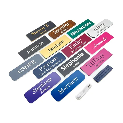 Vista 5 de Insignias de nombre grabadas personalizadas con alfiler o imán – Etiqueta de nombre acrílica personalizada duradera con 15 opciones de fuente y 21