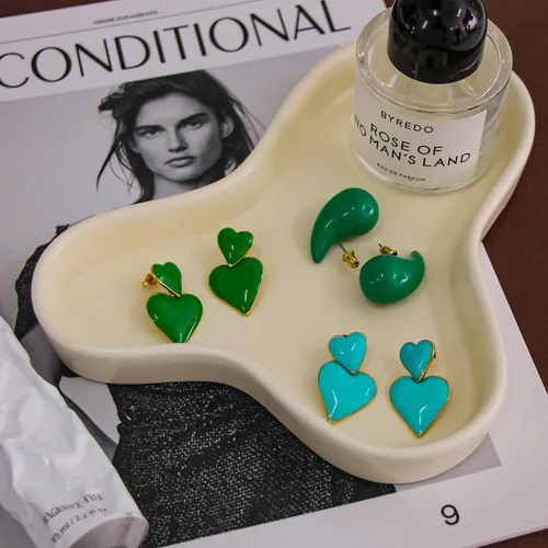 Vista 5 de Kenivira Aretes colgantes de corazón de oro, aretes colgantes de doble corazón para mujeres y niñas