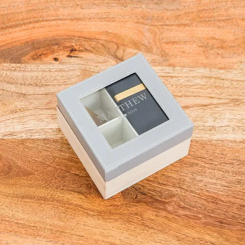 Vista 4 de Weddingstar Caja de recuerdo personalizada de madera y piel sintética con tapa de cristal, texto clásico