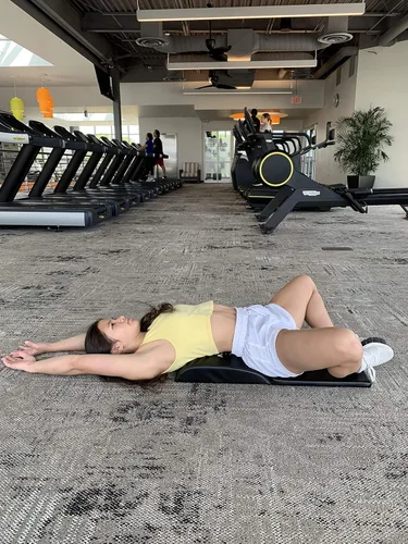 Vista 7 de Tapete para abdominales y ejercicios Athlos Fitness con protector para espalda baja, buen ejercicio para abdominales para un rango completo