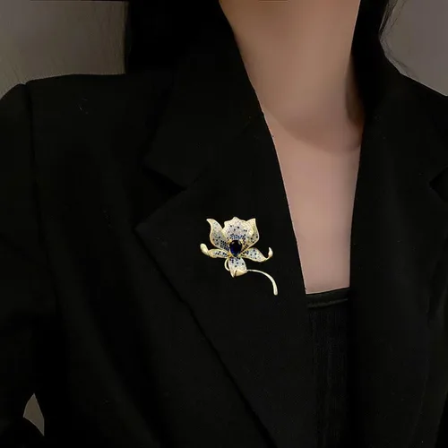 Vista 4 de Impresionante broche de lirio hecho a mano en oro de 14 quilates con incrustaciones de cristal, lujoso ramillete floral botánico de moissanita