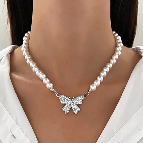 Vista 2 de YienDoo Gargantilla de perlas de cristal estilo bohemio, collar con colgante de mariposa de diamantes de imitación de plata, collar con cuentas