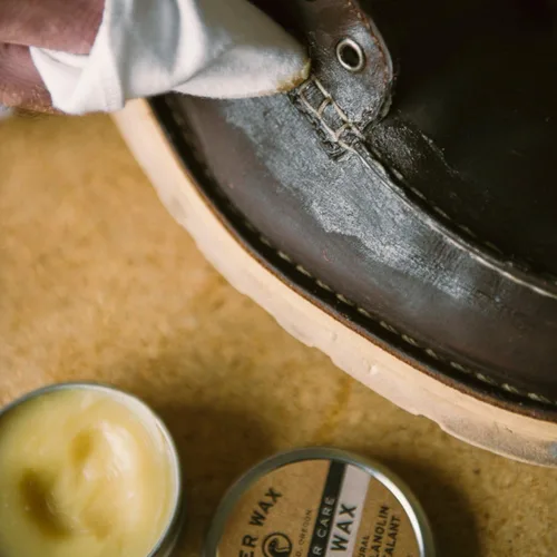 Vista 5 de Otter Wax Cera para botas 2 onzas Impermeabilizante de cuero natural Fabricado en Estados Unidos