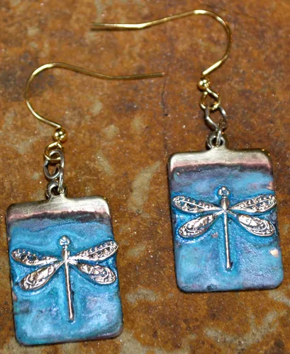 Vista 2 de Elaine Coyne - Pendientes colgantes rectangulares de latón macizo con libélula en forma de pátina, Latón macizo