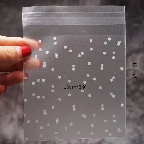 Vista 5 de Juego de 500 bolsas autoadhesivas para golosinas, de 3.9 pulgadas, de celofán con lunares blancos, para fiestas, para piruletas, dulces, chocolates