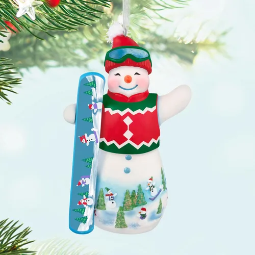 Vista 3 de Hallmark Keepsake Adorno de Navidad 2025, Snowtop Lodge Ollie U. Halfpipe, porcelana, muñeco de nieve, regalos para coleccionistas