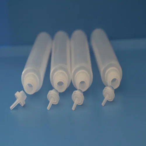 Vista 3 de Botella de plástico de LDPE de 2.0 fl oz con punta larga suave y exprimible para líquidos, tapa a prueba de niños, con mini embudo y etiqueta