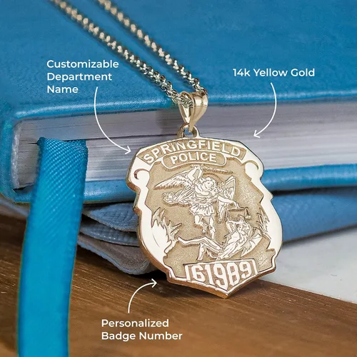 Vista 2 de PicturesOnGoldcom Saint Michael - Insignia de policía personalizada con número de departamento e insignia en oro amarillo sólido de 10 quilates oro