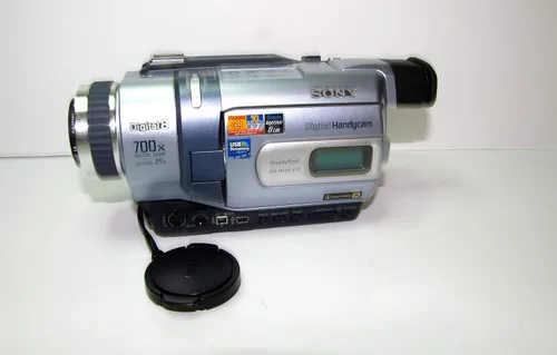 Vista 2 de Sony Handycam DCR-TRV240 - Videocámara - 460 Kpix - Zoom óptico: 25 x - Digital8 - negro, plata