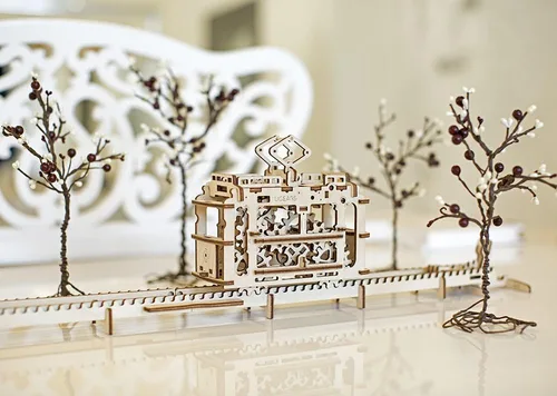 Vista 2 de Ugears Tranvía con rieles - Modelo de madera mecánico autopropulsado rompecabezas 3D