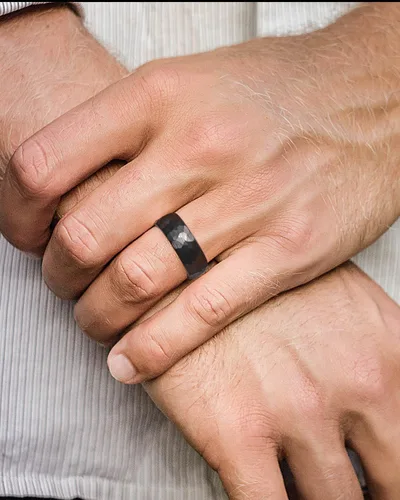 Vista 4 de Three Keys Jewelery - Anillos de tungsteno martillado para hombres y mujeres, 0.157pulgadas, 0.236pulgadas, 0.315pulgadas, negro cepillado, alianza