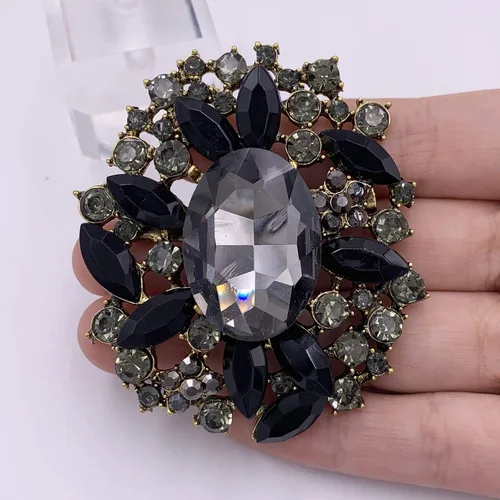 Vista 2 de HAISWET Broche de flores, accesorio de joyería para disfraz, tono dorado