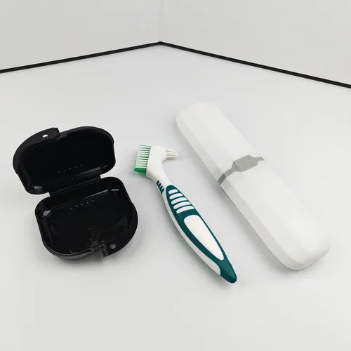 Vista 3 de Estuche de retención con cepillo para dentaduras, herramientas de limpieza de dientes, taza de viaje, kit de cuidado dental