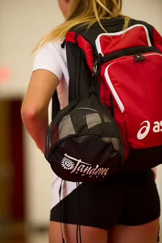Vista 6 de Tandem Sport Bolsa individual de malla de voleibol - Soporte de pelota con clip para mochila o bolsa - Regalo para jugadores de voleibol - Negro