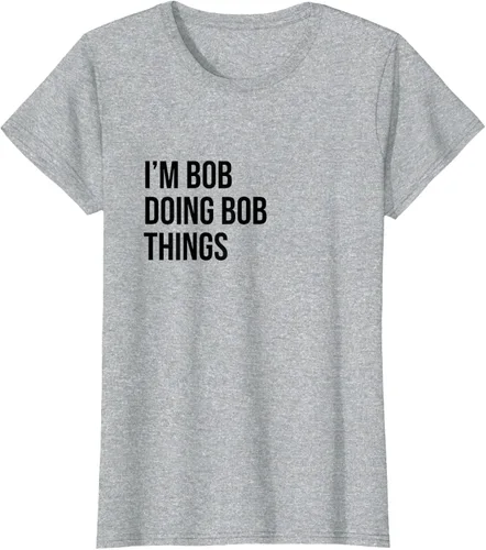 Vista 23 de Camiseta con texto en inglés "I'm Bob Doing Bob Things" Asfalto