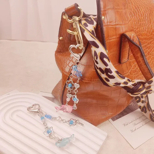 Vista 5 de AGEN KGEN Llaveros estéticos Y2K con diseño de mariposa, estrella, oso fresa, guitarra, dijes para mujeres y niñas, bolsos, regalos