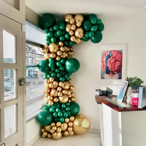 Vista 5 de Lukiituke - Globos verdes y dorados, 57 globos de 12 pulgadas verde oscuro y dorados para cumpleaños, graduación, día de San Patricio, decoraciones