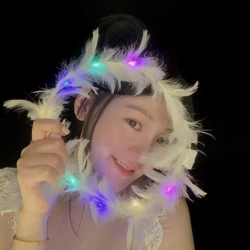 Vista 3 de Diadema con corona de plumas LED, diadema con halo de ángel, para niñas, mujeres, conciertos, fiestas, Halloween, Navidad