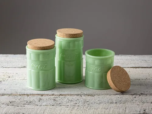 Vista 2 de TableCraft 's Coca-Cola Jadeite - Recipiente mediano con tapa de 4.5 x 4.5 x 7 pulgadas, color verde