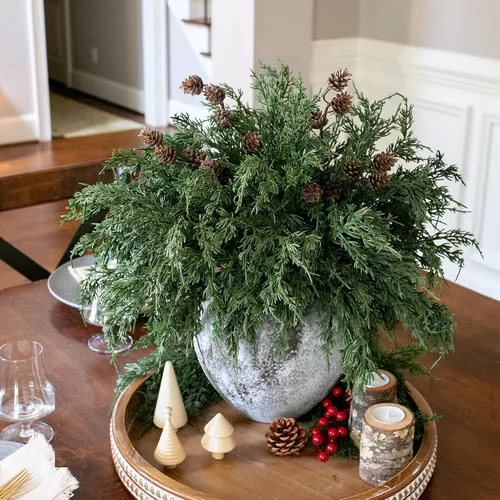 Vista 7 de Tallos de cedro artificiales Ivydale, ramas de pino Norfolk artificiales para decoración de Navidad, 12 tallos de pino falsos con 2 ramas de conos