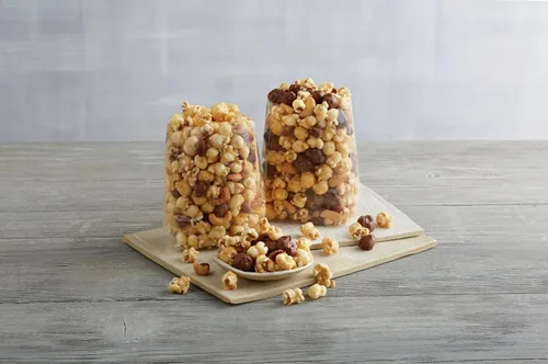 Vista 2 de Moose Munch® Premium Popcorn Classic Duo, cesta de regalo de palomitas de maíz, golosinas dulces y saladas, paquete variado