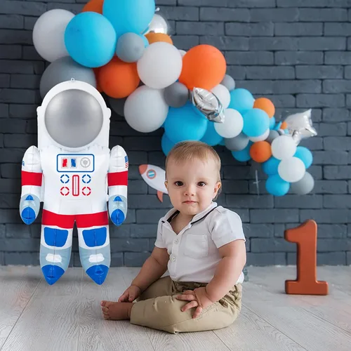 Vista 6 de ArtCreativity Paquete de 2 astronautas inflables de 22 pulgadas con etiqueta para colgar, decoraciones de fiesta temática espacial para eventos