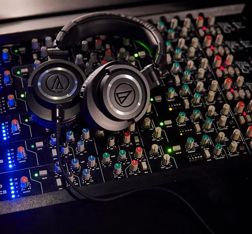 Vista 2 de Audio-Technica ATH-AVC200 SonicPro Auriculares dinámicos sobre la oreja cerrados, color negro