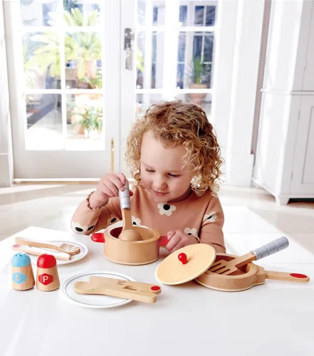 Vista 2 de Hape Cook & Serve Set Juego de cocina de madera de 13 piezas con accesorios