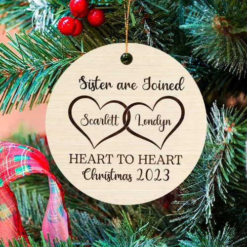 Vista 3 de Sister are Joined - Adorno de Navidad de corazón a corazón, adorno de Navidad personalizado con nombre de hermana, regalo para dos hermanas, adorno