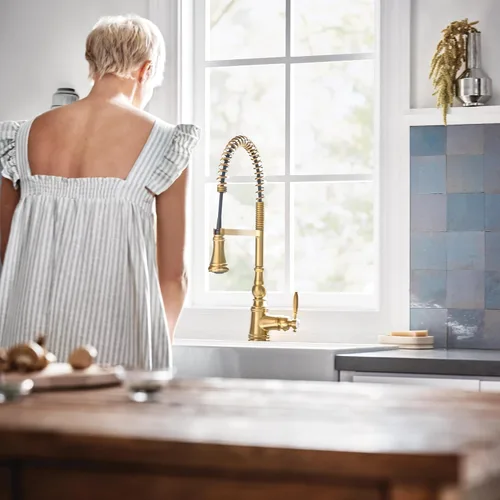 Vista 13 de Moen WeymouthBrushed Gold S73104BG - Grifo de cocina con resorte de preenjuague de un mango con refuerzo de potencia para una limpieza más rápida
