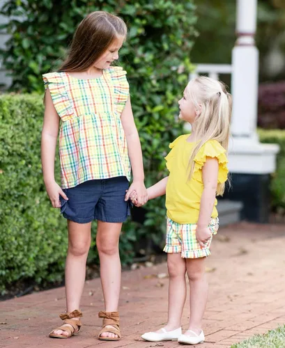 Vista 3 de RuffleButts Pantalones cortos tejidos para bebés y niñas pequeñas con dobladillo con volantes