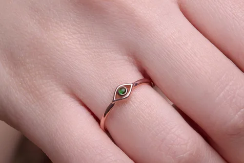 Vista 4 de Elegante joyero Delicado anillo de mal de ojo en oro macizo 9k, 14k y 18k, anillo minimalista de mal de ojo, anillo de mal de ojo de zafiro