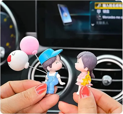 Vista 6 de Lindos adornos para pareja, decoración de automóvil, linda acción de caricaturas para parejas, decoración de tablero de automóvil de dibujos