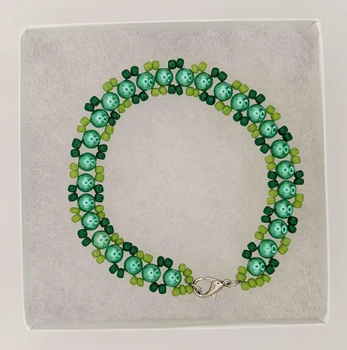 Vista 4 de Elegante brazalete para dama hecho a mano de perlas fantasia y cuentas de vidrio de 8" de largo, ideal para regalo, se envía empaque según muestra.