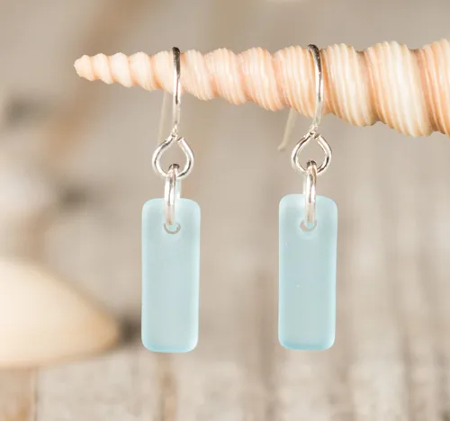 Vista 5 de Pendientes de cristal de mar Murmur - Pendientes de cristal de playa de alambre francés de ley para mujer de EcoSeaCo, utilizando