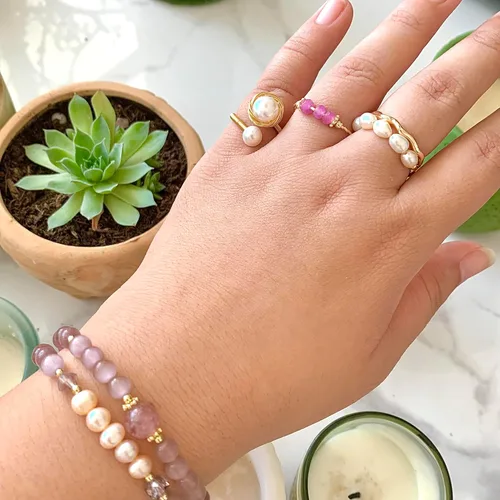 Vista 4 de Anillo de perlas barrocas naturales hecho a mano, diseño de bobinado, apertura ajustable, cuentas de material chapado en oro de 14 quilates